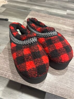 Simply Southern Red & Black Buffalo Plaid Platform Slippers Size 8 NWOT